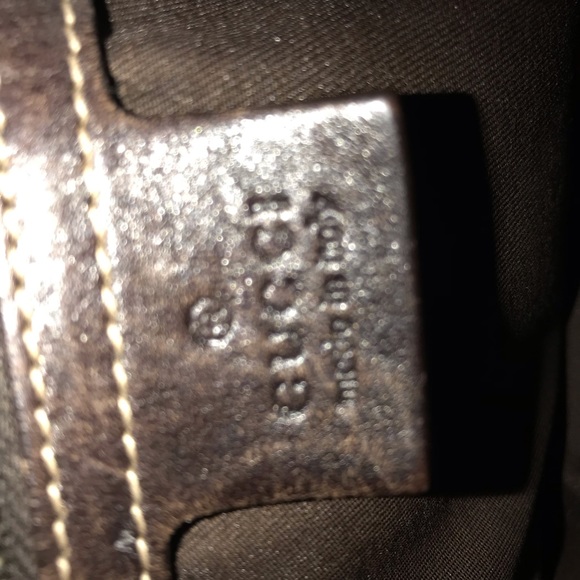Gucci med size/shoulder bag- barely used - Picture 3 of 5